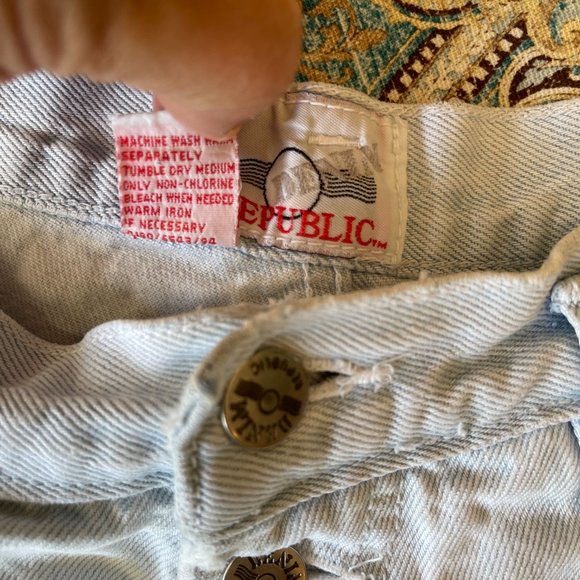 Vintage baggy denim shorts buttonhigh waist Republic distressed light wash 11/12 - Picture 5 of 7